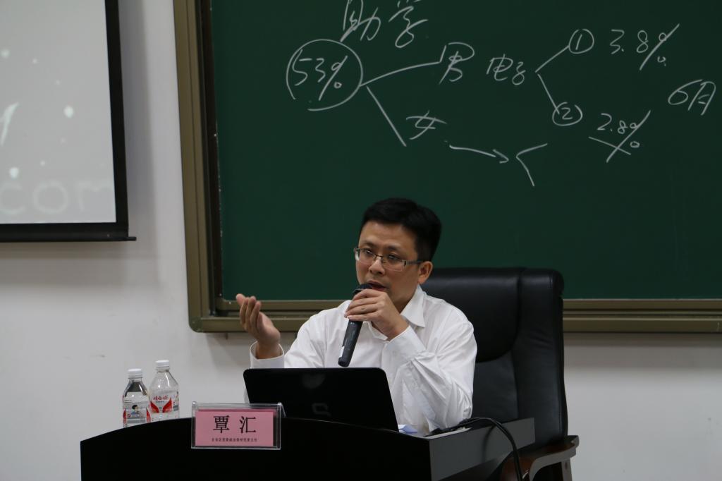 自治区党委政法委研究室覃汇为yl23455永利集团官网yl23455永利集团官网员工授课
